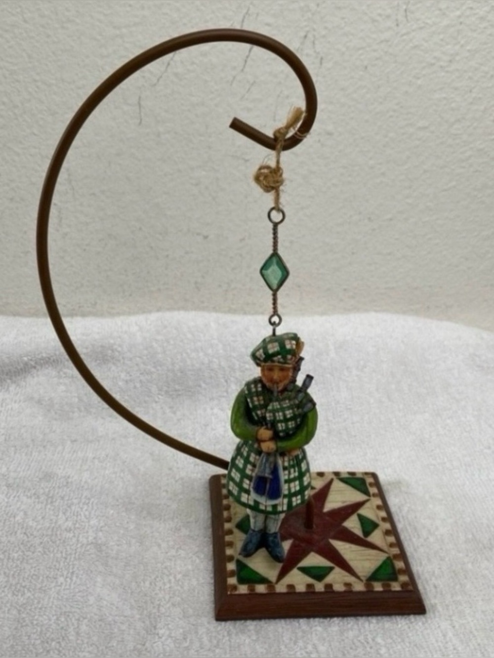 Jim Shore Heartwood Creek 12 Days of Christmas Ornament Pipers Pipping + Stand